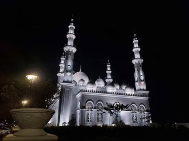 Bogor, Endonezya... 9 Nisan 2020, Mescid At-Thohir. Bogor, Batı Java, Endonezya 'daki Podomoro Golf View bölgesinde muhteşem bir beyaz cami. Gece gökyüzünün altında.