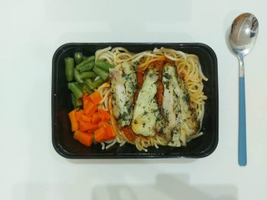 Fesleğen soslu tavuk makarna. Fesleğen soslu tavuk parçalı spagetti bolonez. Havuç ve fasulyeli..