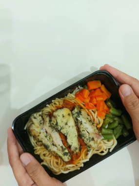 Fesleğen soslu tavuk makarna. Fesleğen soslu tavuk parçalı spagetti bolonez. Havuç ve fasulyeli..