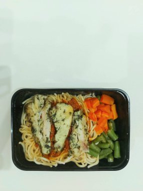 Fesleğen soslu tavuk makarna. Fesleğen soslu tavuk parçalı spagetti bolonez. Havuç ve fasulyeli..