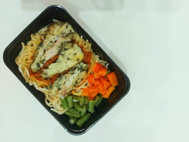 Fesleğen soslu tavuk makarna. Fesleğen soslu tavuk parçalı spagetti bolonez. Havuç ve fasulyeli..