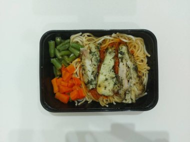 Fesleğen soslu tavuk makarna. Fesleğen soslu tavuk parçalı spagetti bolonez. Havuç ve fasulyeli..