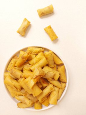 Sümerler. Geleneksel Endonezya böreği. Genellikle dilimlenmiş karides ya da sığır eti içerir. Tadı tatlı ve lezzetli. Çıtır çıtır. izole edilmiş arkaplan