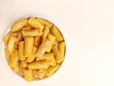 Sümerler. Geleneksel Endonezya böreği. Genellikle dilimlenmiş karides ya da sığır eti içerir. Tadı tatlı ve lezzetli. Çıtır çıtır. izole edilmiş arkaplan