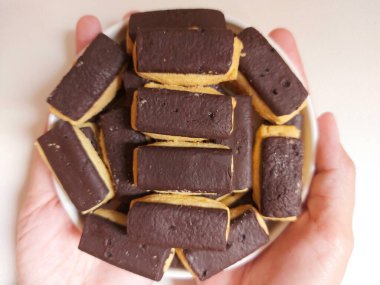 Keranjang coklat veya kue kering coklat stik veya coklat batang veya choco stick bisküvileri. Zevkli. Seçici odak