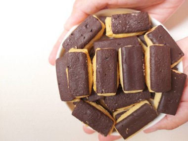 Keranjang coklat veya kue kering coklat stik veya coklat batang veya choco stick bisküvileri. Zevkli. Seçici odak