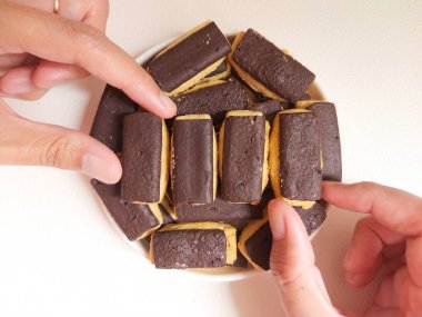 Keranjang coklat veya kue kering coklat stik veya coklat batang veya choco stick bisküvileri. Zevkli. Seçici odak