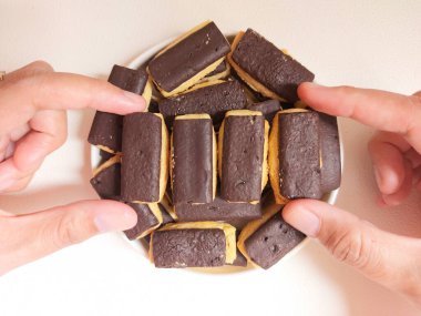 Keranjang coklat veya kue kering coklat stik veya coklat batang veya choco stick bisküvileri. Zevkli. Seçici odak