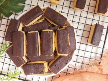 Keranjang coklat veya kue kering coklat stik veya coklat batang veya choco stick bisküvileri. Zevkli. Seçici odak