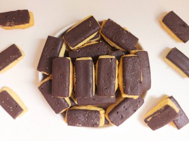 Keranjang coklat veya kue kering coklat stik veya coklat batang veya choco stick bisküvileri. Zevkli. Seçici odak