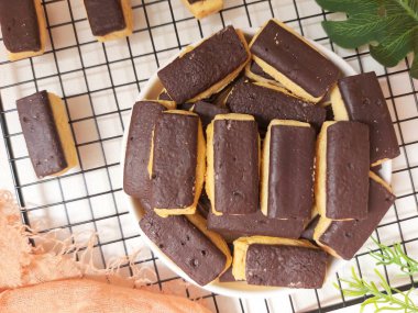 Keranjang coklat veya kue kering coklat stik veya coklat batang veya choco stick bisküvileri. Zevkli. Seçici odak