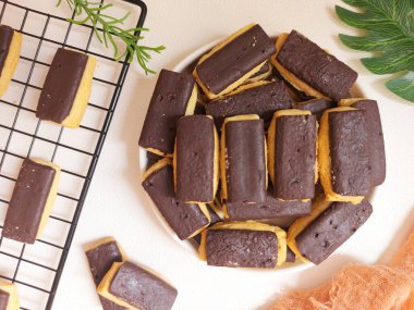 Keranjang coklat veya kue kering coklat stik veya coklat batang veya choco stick bisküvileri. Zevkli. Seçici odak