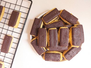 Keranjang coklat veya kue kering coklat stik veya coklat batang veya choco stick bisküvileri. Zevkli. Seçici odak