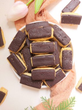 Keranjang coklat veya kue kering coklat stik veya coklat batang veya choco stick bisküvileri. Zevkli. Seçici odak