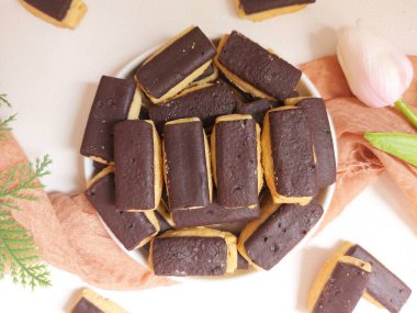 Keranjang coklat veya kue kering coklat stik veya coklat batang veya choco stick bisküvileri. Zevkli. Seçici odak