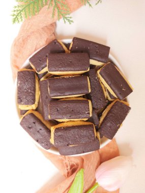 Keranjang coklat veya kue kering coklat stik veya coklat batang veya choco stick bisküvileri. Zevkli. Seçici odak