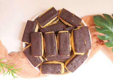 Keranjang coklat veya kue kering coklat stik veya coklat batang veya choco stick bisküvileri. Zevkli. Seçici odak