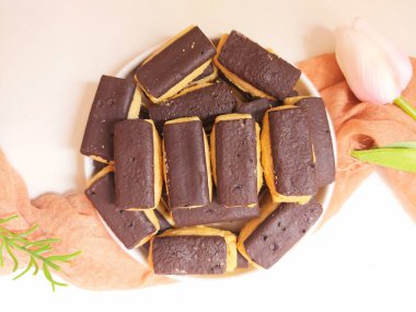 Keranjang coklat veya kue kering coklat stik veya coklat batang veya choco stick bisküvileri. Zevkli. Seçici odak