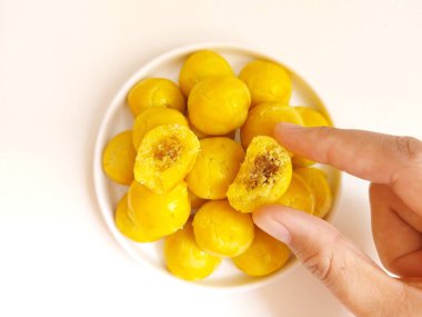 Ananaslı tart, nanalı tart ya da nastarlı kurabiyeler. İçinde ananas reçeli olan kurabiyeler. Bayram ve diğer özel anlarda çok popülerdir. İzole edilmiş arkaplan beyaz.