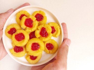 Çilekli parmak izi kurabiyeleri. Un, yumurta, tereyağı ve üstüne çilek reçeli konmuş. Tatlı tat. izole edilmiş arkaplan