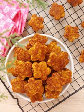 Palmiye peynirli kurabiye ya da kue kering gula palem. Un, tereyağı, yumurta ve palmiye şekerinden yapılmış. Tatlı tat. Beyaz tabakta servis ediliyor. izole edilmiş arkaplan.