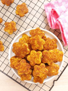 Palmiye peynirli kurabiye ya da kue kering gula palem. Un, tereyağı, yumurta ve palmiye şekerinden yapılmış. Tatlı tat. Beyaz tabakta servis ediliyor. izole edilmiş arkaplan.