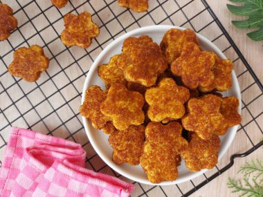 Palmiye peynirli kurabiye ya da kue kering gula palem. Un, tereyağı, yumurta ve palmiye şekerinden yapılmış. Tatlı tat. Beyaz tabakta servis ediliyor. izole edilmiş arkaplan.