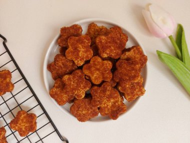 Palmiye peynirli kurabiye ya da kue kering gula palem. Un, tereyağı, yumurta ve palmiye şekerinden yapılmış. Tatlı tat. Beyaz tabakta servis ediliyor. izole edilmiş arkaplan.