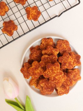 Palmiye peynirli kurabiye ya da kue kering gula palem. Un, tereyağı, yumurta ve palmiye şekerinden yapılmış. Tatlı tat. Beyaz tabakta servis ediliyor. izole edilmiş arkaplan.