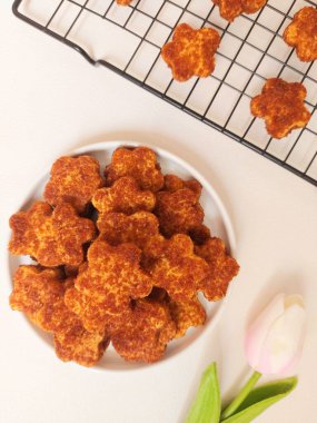 Palmiye peynirli kurabiye ya da kue kering gula palem. Un, tereyağı, yumurta ve palmiye şekerinden yapılmış. Tatlı tat. Beyaz tabakta servis ediliyor. izole edilmiş arkaplan.