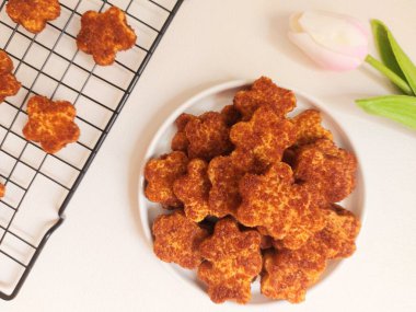 Palmiye peynirli kurabiye ya da kue kering gula palem. Un, tereyağı, yumurta ve palmiye şekerinden yapılmış. Tatlı tat. Beyaz tabakta servis ediliyor. izole edilmiş arkaplan.