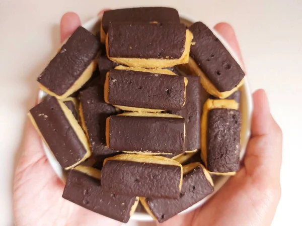 Keranjang coklat veya kue kering coklat stik veya coklat batang veya choco stick bisküvileri. Zevkli. Seçici odak