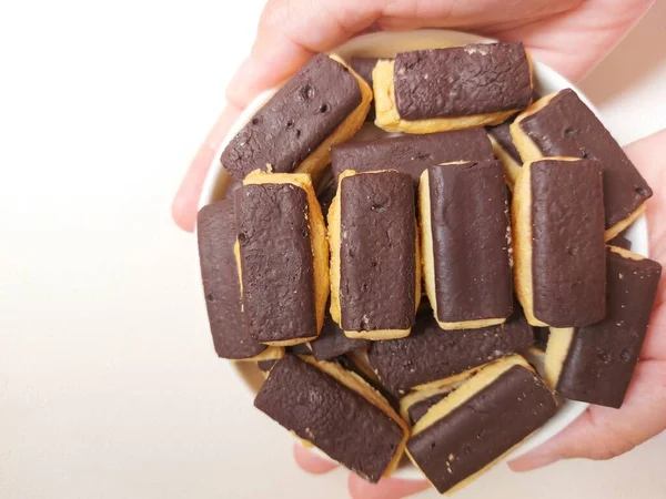 Keranjang coklat veya kue kering coklat stik veya coklat batang veya choco stick bisküvileri. Zevkli. Seçici odak