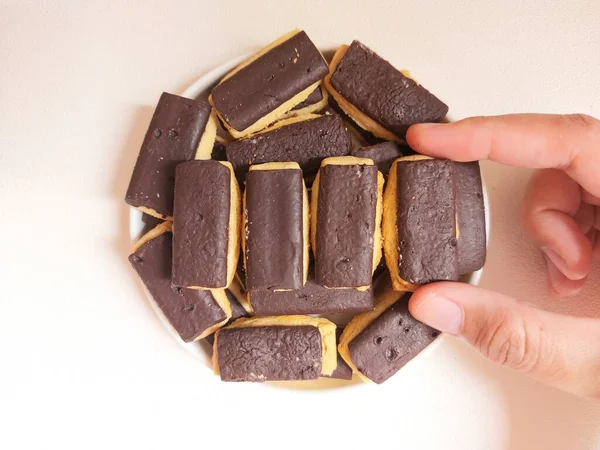 Keranjang coklat veya kue kering coklat stik veya coklat batang veya choco stick bisküvileri. Zevkli. Seçici odak