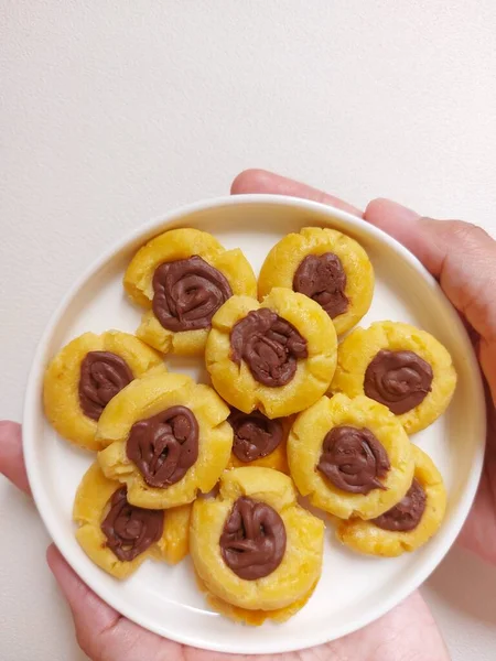 Cookies Empreinte Pouce Chocolat Faite Farine Oeuf Beurre Garnie Chocolat — Photo