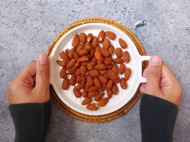 Kızarmış badem ve ızgara porselen.