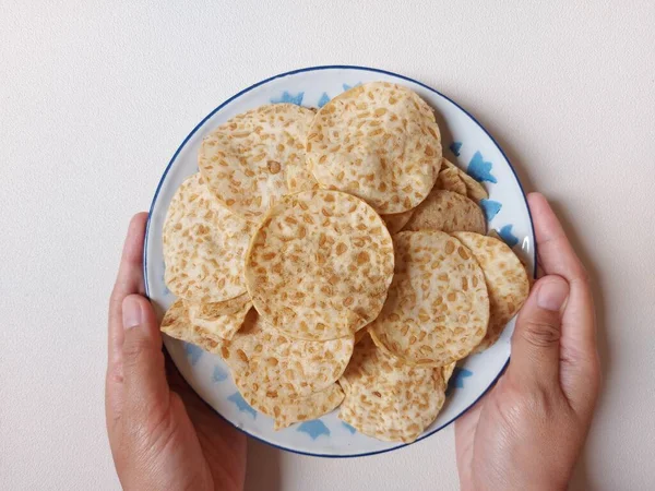 Keripik Tempe Aci Jsou Indonéské Tradiční Hranolky Podávané Smaltovaném Talíři — Stock fotografie