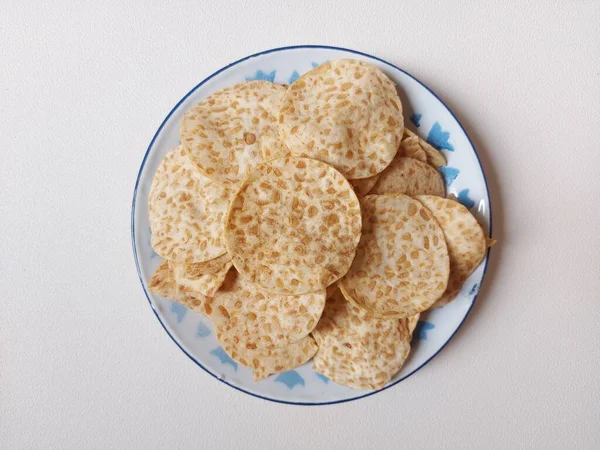 Keripik Tempe Aci Indonesian Traditional Chips Served Enamel Plate Savoury — стоковое фото