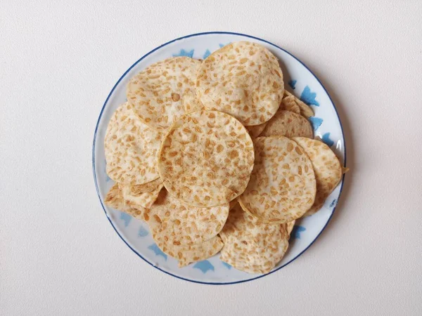 Keripik Tempe Aci Det Indonesiska Traditionella Chips Serveras Emaljtallrik Smaklig — Stockfoto