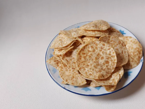 Keripik Tempe Aci Jsou Indonéské Tradiční Hranolky Podávané Smaltovaném Talíři — Stock fotografie