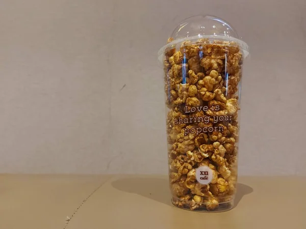 2022年4月24日 印度尼西亚贝卡西 云母塑料包装中的焦糖爆米花 — 图库照片