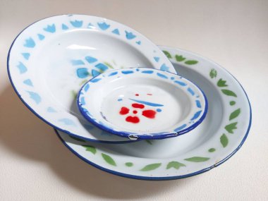 group of enamel plates with various sizes
