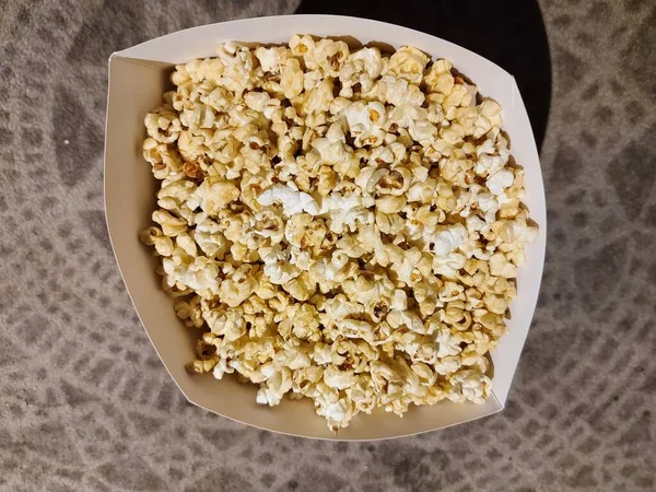 Popcorn Auf Pappschachtel Filmzeitkonzept — Stockfoto