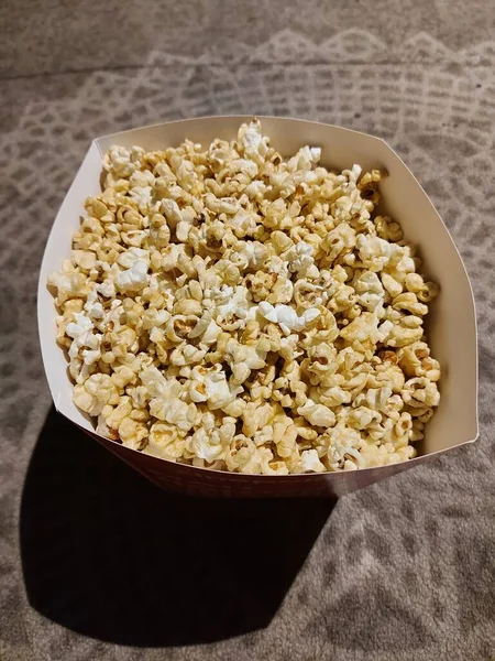 Popcorn Auf Pappschachtel Filmzeitkonzept — Stockfoto