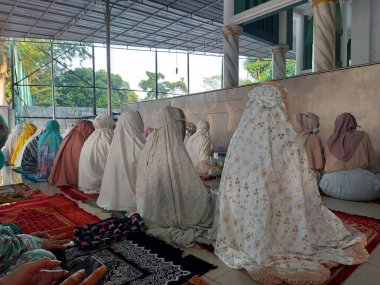 karawang, indonesia-may 2 2022: female Muslim congregation performing the sunnah prayer of Eid al-Fitr