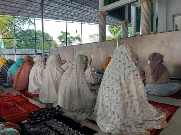 Karawang Indonesia May 2022 Female Muslim Congregation Performing Sunnah Prayer —  Fotos de Stock