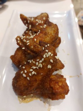 Kore usulü kızarmış tavuk mu susamlı tavuk mu? Kore 'den gelen otantik bir yiyecek. Kore 'de genellikle chikin denir.. 