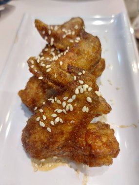 Kore usulü kızarmış tavuk mu susamlı tavuk mu? Kore 'den gelen otantik bir yiyecek. Kore 'de genellikle chikin denir.. 