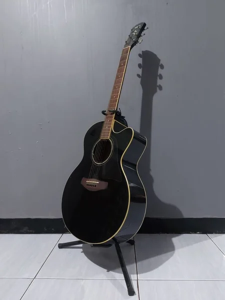 Bandung Indonezja Maja 2022 Yamaha Marki Gitara Akustyczna Elektryczna Stoisku — Zdjęcie stockowe