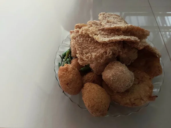Aperitivos Fritos Surtidos Snacks Indonesios Consiste Tempeh Frito Combro Tofu — Foto de Stock